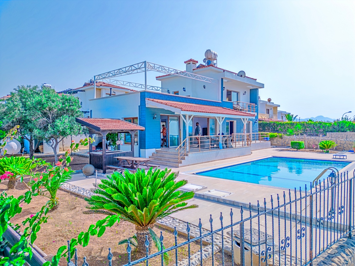 Villa 3+2 on the seafront in Esentepe