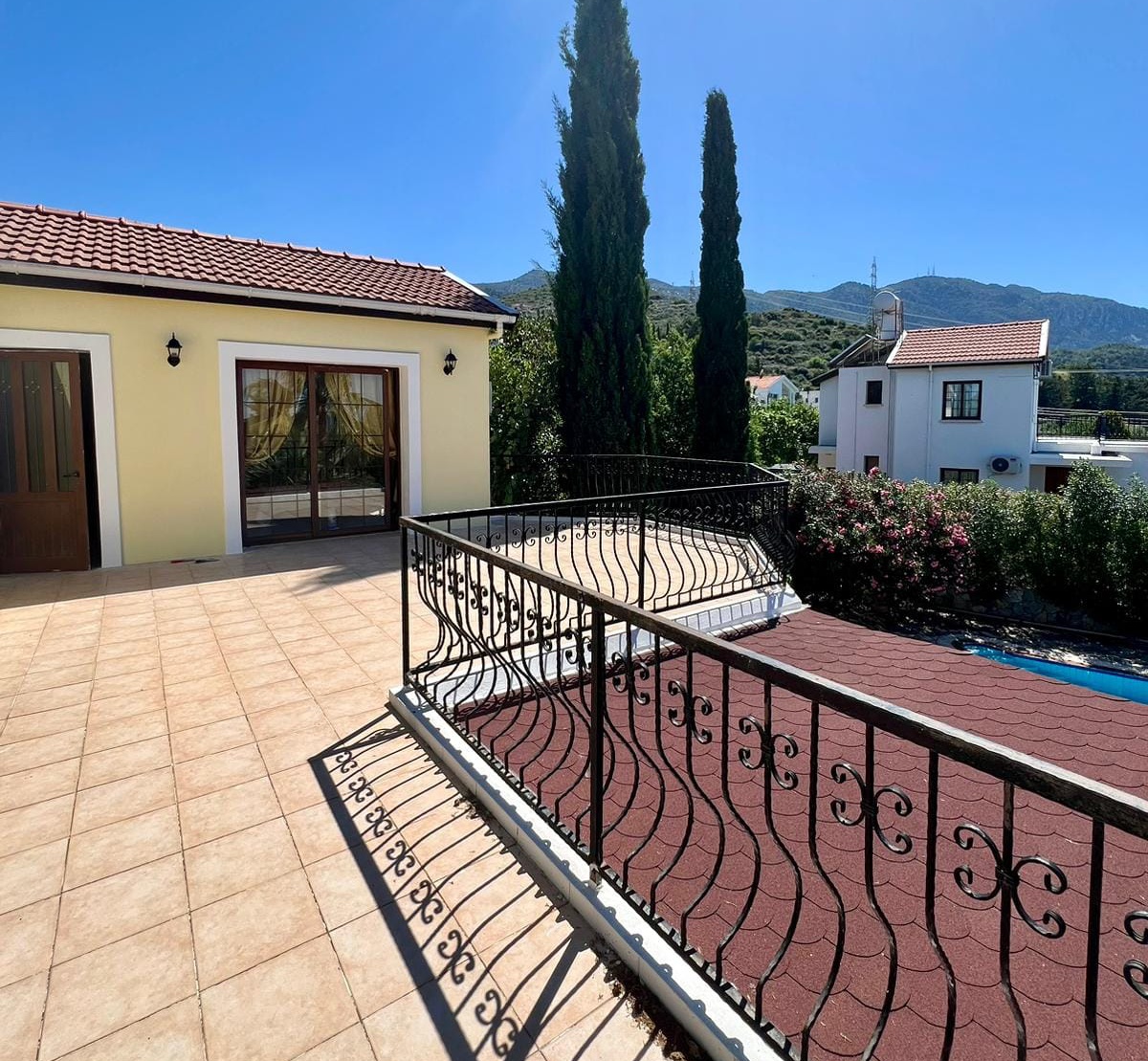 Villa in 4 apartments in three locations, offering panoramic views!