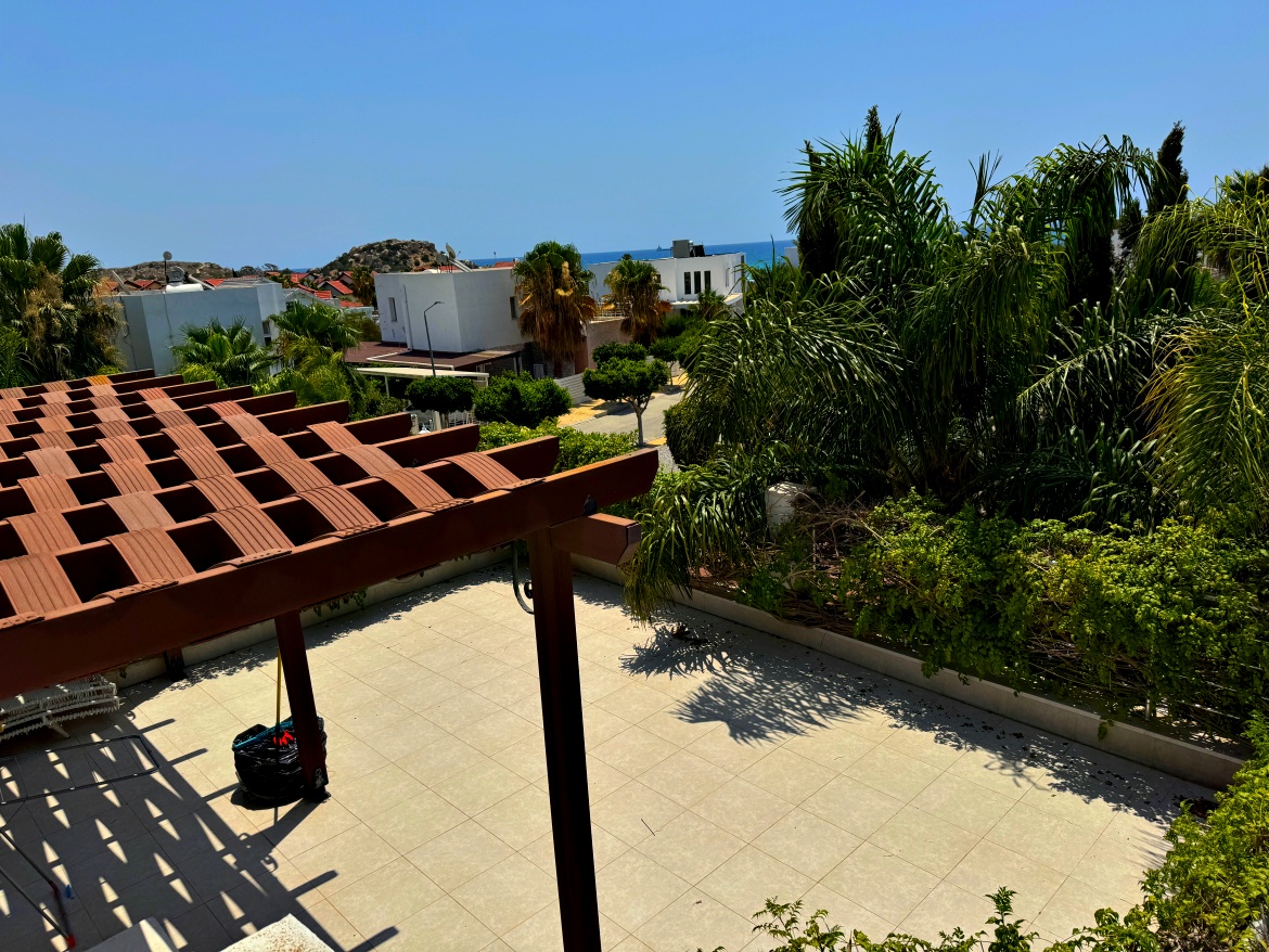 Luxury villa 3+1 on the seafront, sandy beach, in the Caesar Beach complex