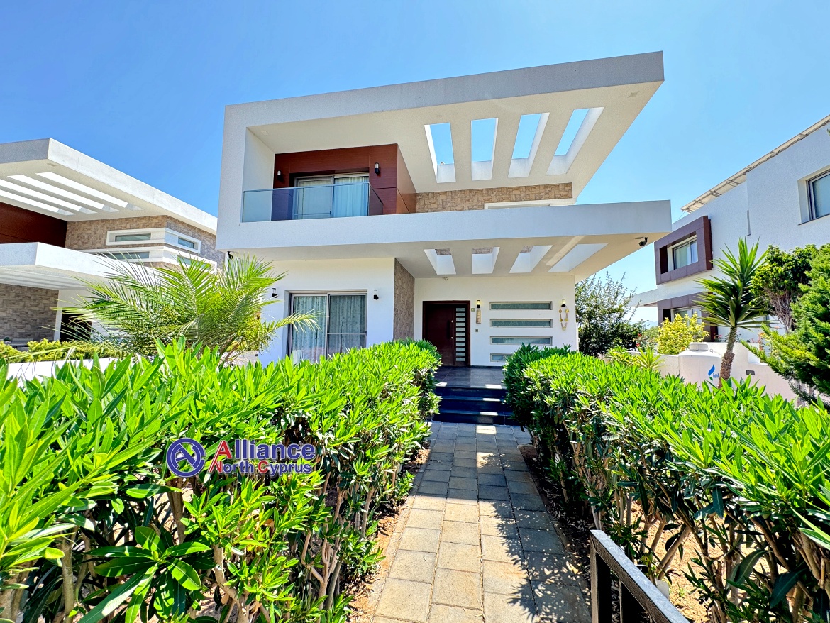 Modern villa in Catalkoy 4+1, 200 meters from the sea!