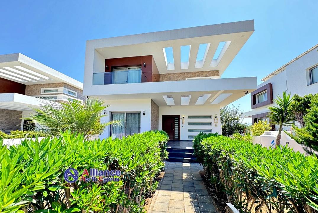 Modern villa in Catalkoy 4+1, 200 meters from the sea!