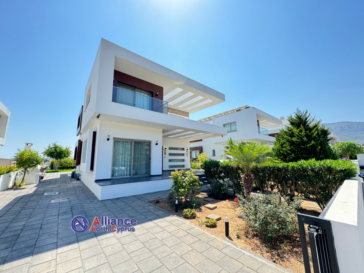 Modern villa in Catalkoy 4+1, 200 meters from the sea!