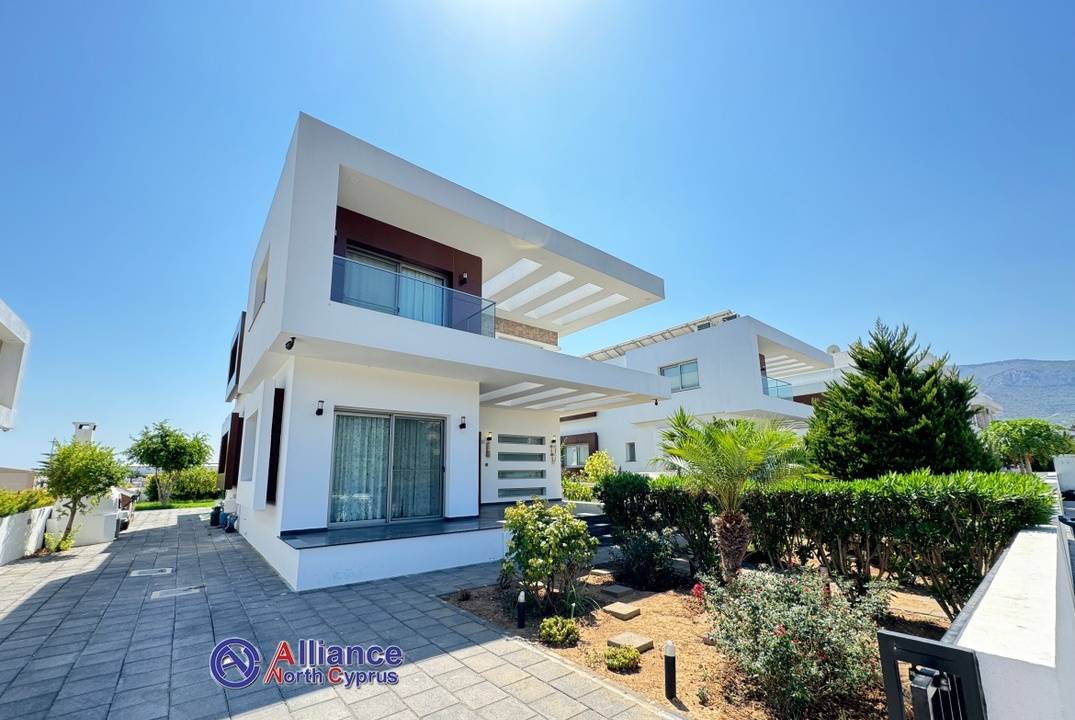 Modern villa in Catalkoy 4+1, 200 meters from the sea!