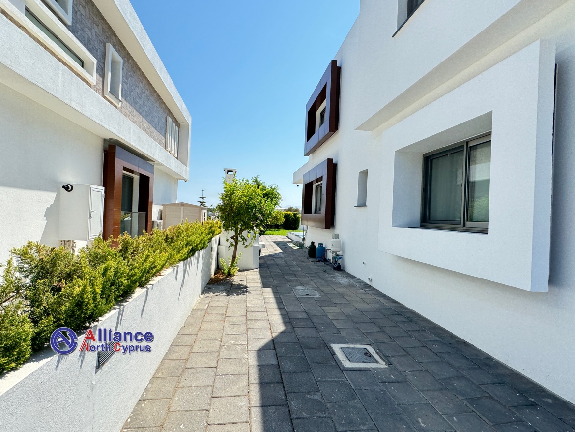 Modern villa in Catalkoy 4+1, 200 meters from the sea!