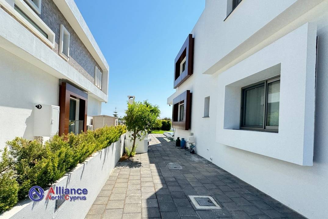 Modern villa in Catalkoy 4+1, 200 meters from the sea!