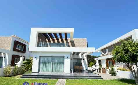 Modern villa in Catalkoy 4+1, 200 meters from the sea!