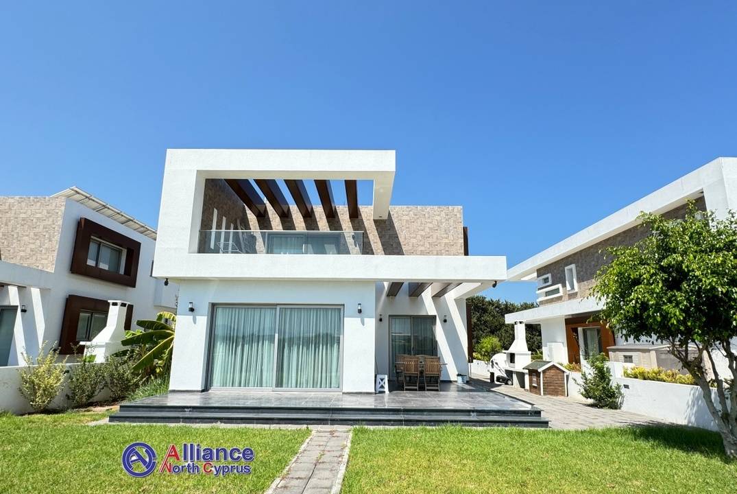 Modern villa in Catalkoy 4+1, 200 meters from the sea!